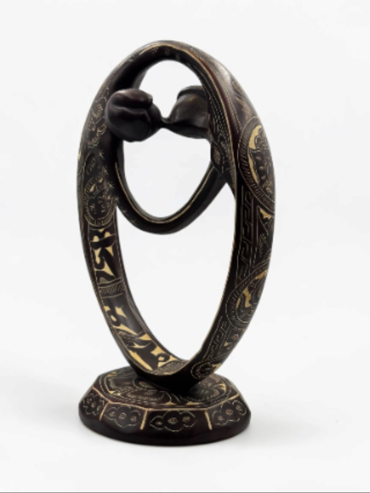 Embracing Couple Statue: Abstract Love Art Sculpture